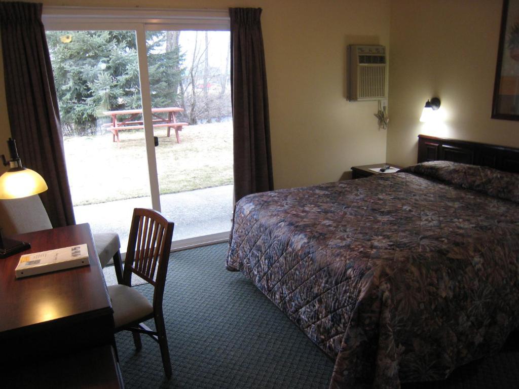 Johnny'S Motel Grand Forks Exterior photo