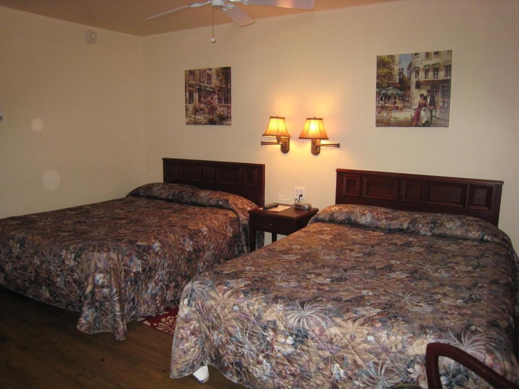 Johnny'S Motel Grand Forks Room photo