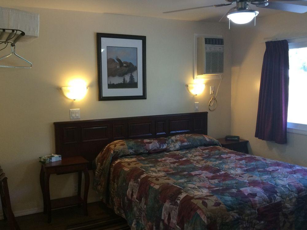 Johnny'S Motel Grand Forks Exterior photo