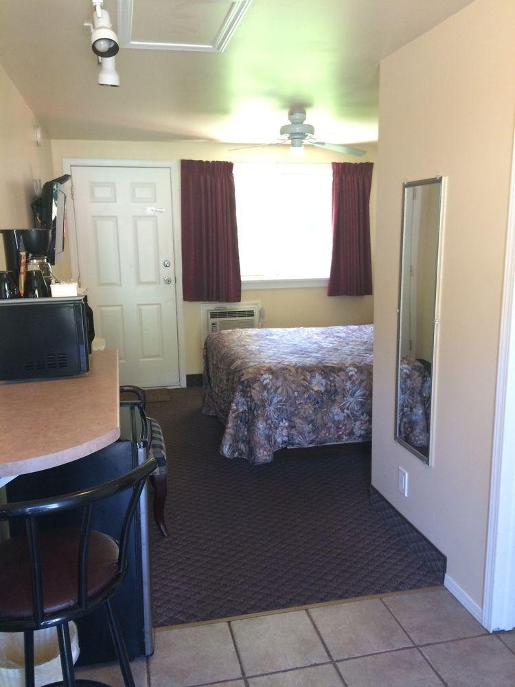 Johnny'S Motel Grand Forks Exterior photo
